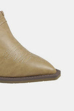 Load image into Gallery viewer, Pointy Toe Slip On Chunky Mules
