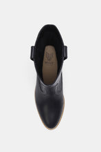 Load image into Gallery viewer, Butterfly Cut Detail Point Toe Boots