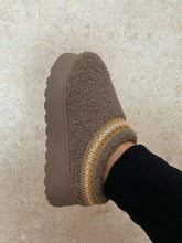Load image into Gallery viewer, Embroidered Trim Platform Sherpa Boots